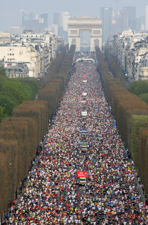 Los 32,000 corredores en la avenida de los Campos Eliseos
